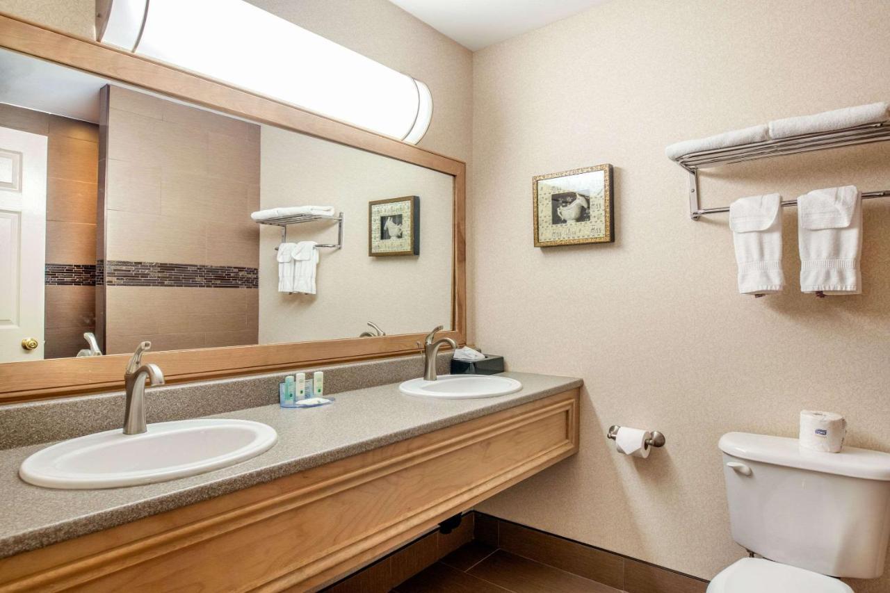 Quality Inn & Suites 콘웰 외부 사진
